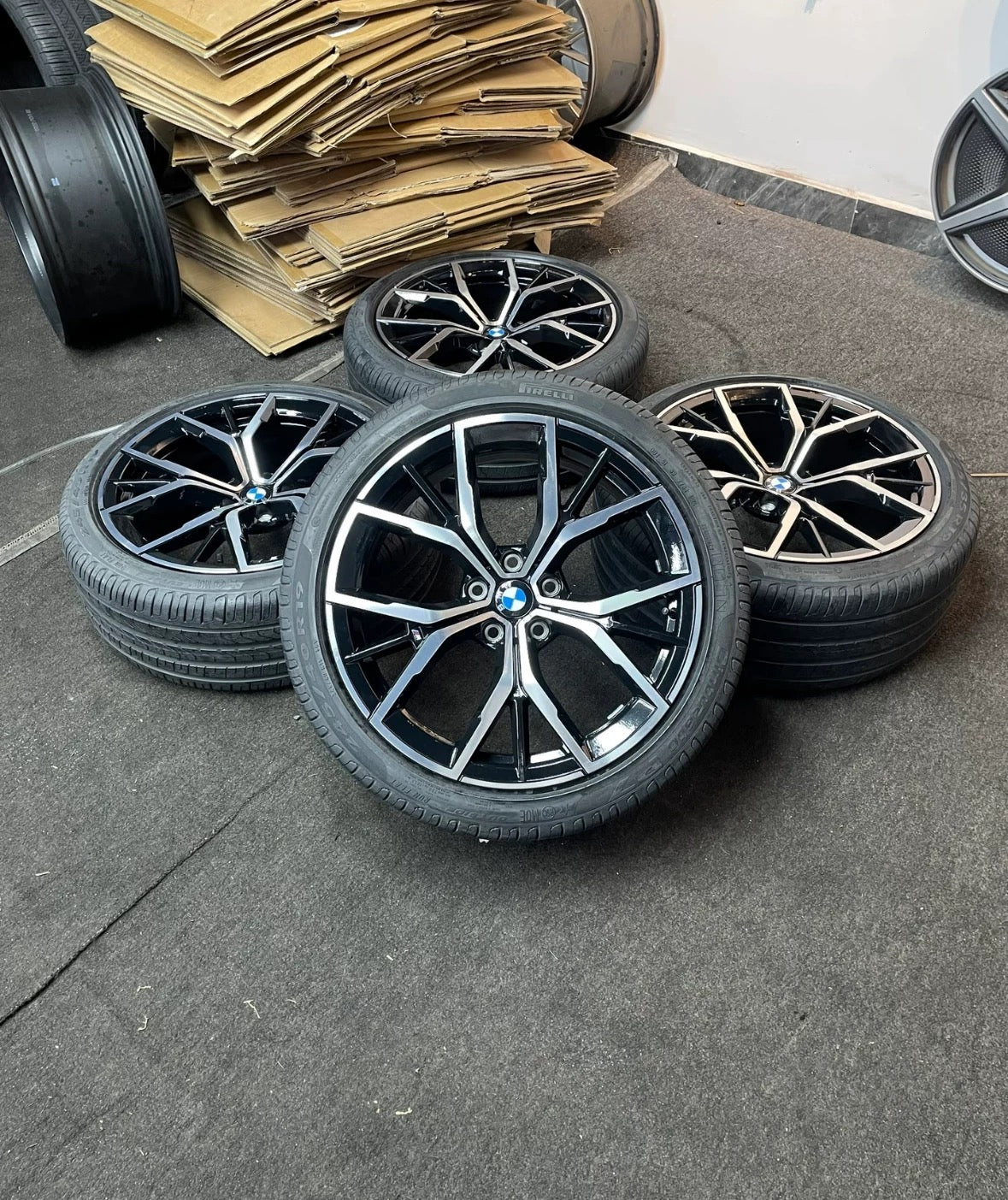 Wheel hub and tire for X4, X5, X6, X7, 5 Series, 7 Series, 8 Series, 20-inch, 21-inch, 22-inch