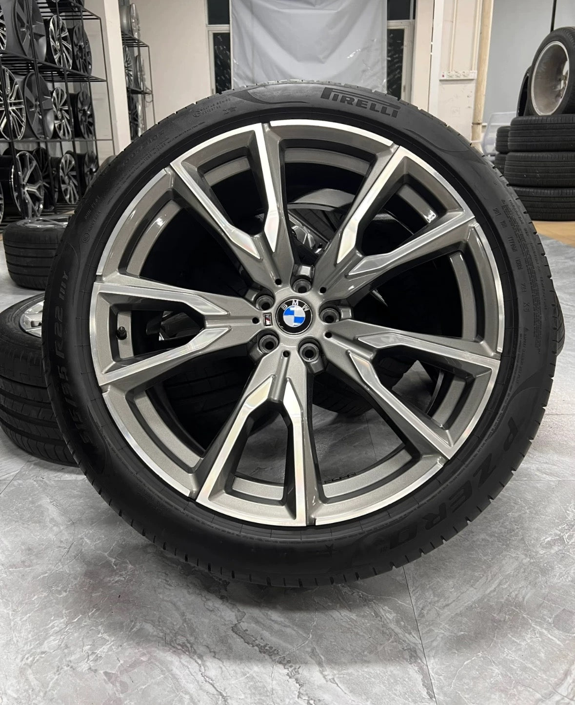 Wheel hub and tire for X4, X5, X6, X7, 5 Series, 7 Series, 8 Series, 20-inch, 21-inch, 22-inch